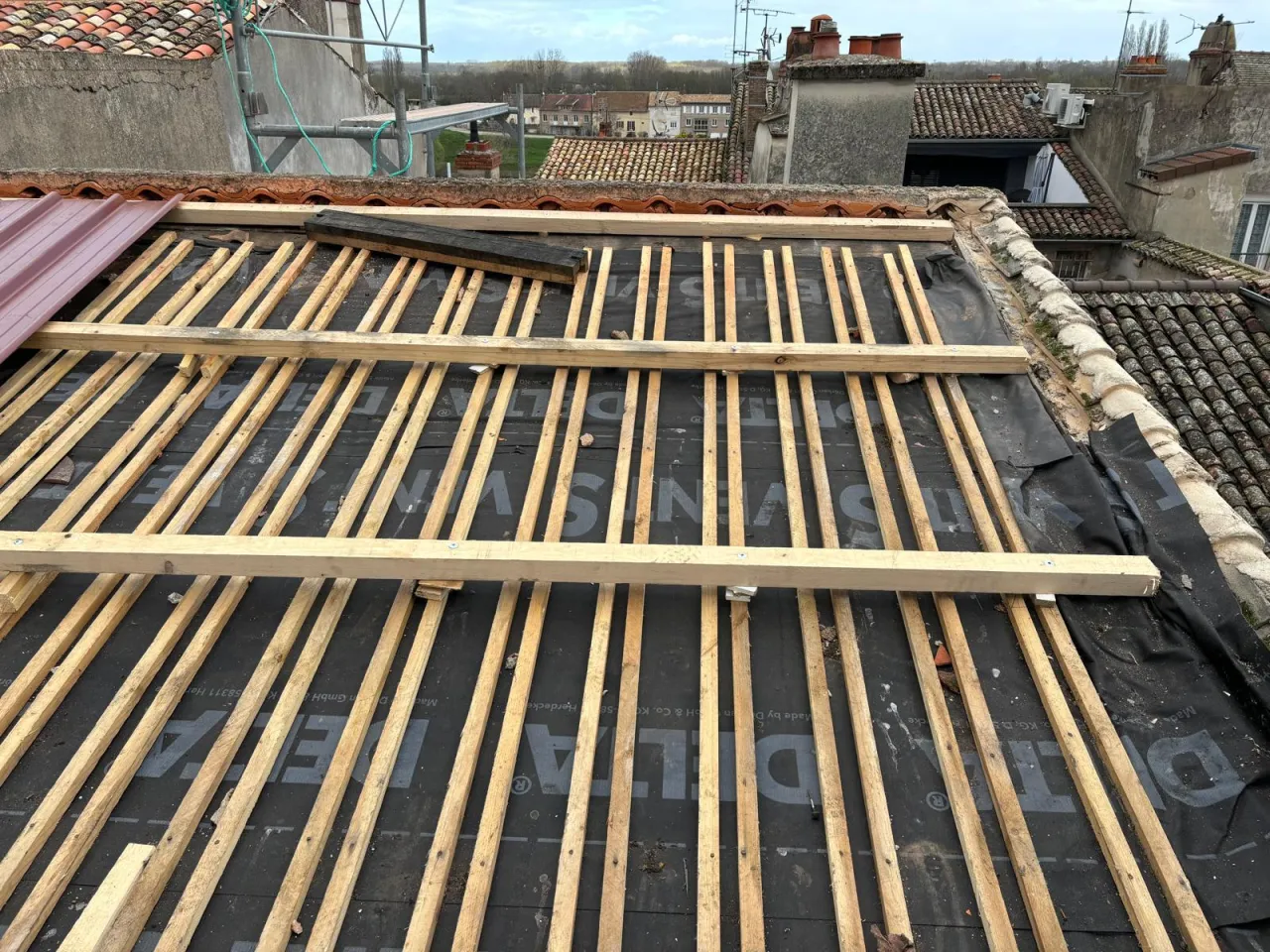 Rénovation de toiture : pose des liteaux — Bresse Couverture, Pont-de-Vaux