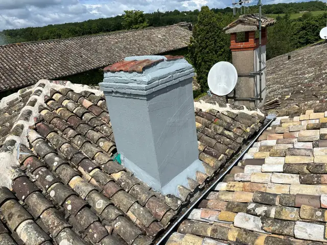 Souche de cheminée reprise et solin refait