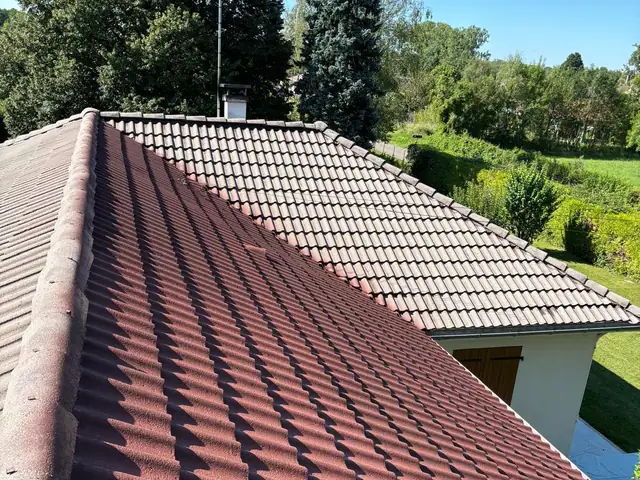 Toiture après nettoyage et traitement hydrofuge coloré