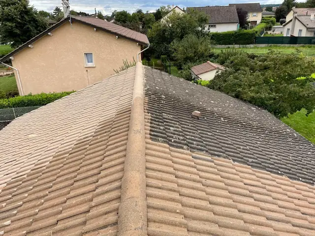 Toiture en tuiles béton : versant nettoyé et versant encrassé