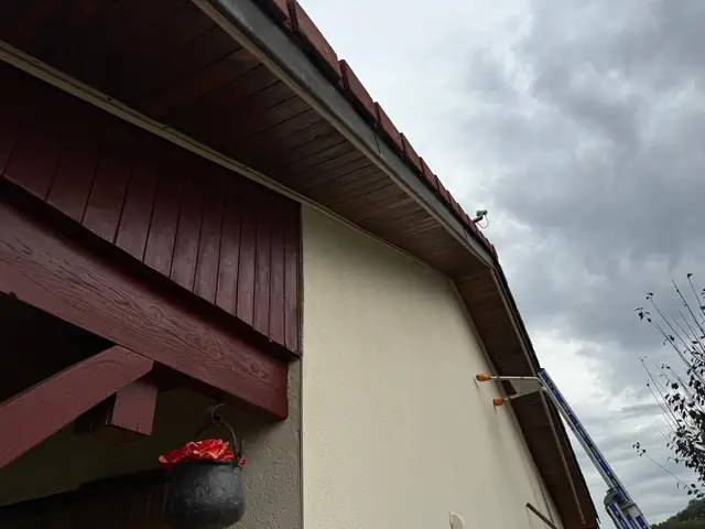 Débord de toit et bandeau de rive en lambris bois